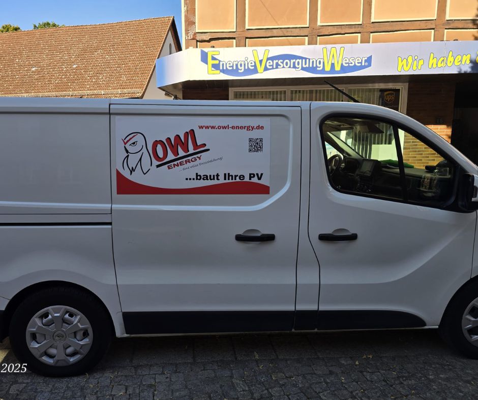 OWL Energy Bulli mit Firmenlogo vor einer Photovoltaikanlage – unser Service für PV-Anlagen