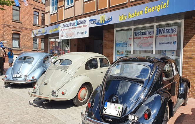 Drei VW Käfer Oldtimer vor dem Geschäft von OWL Energy in der Langen Straße 15, Hessisch Oldendorf