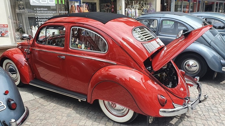 Roter VW Käfer Oldtimer geparkt bei einem Oldtimer-Treffen in Hessisch Oldendorf
